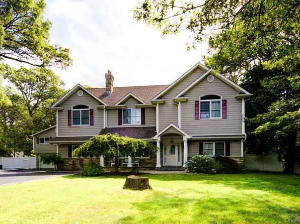 97 Chestnut Street, Mount Sinai, NY 11766