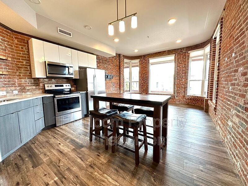 1st image of 1509 E Superior St APT 200