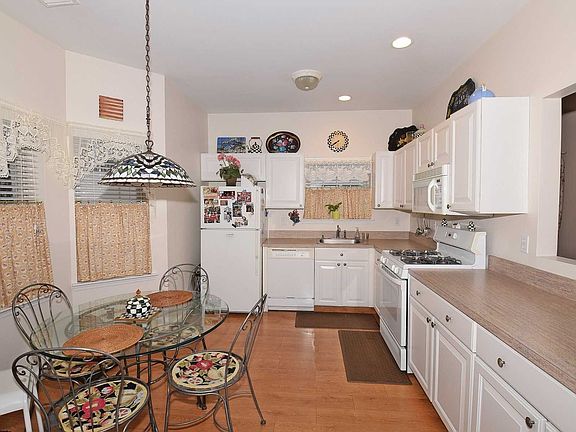 5th image of 8 Oyster Cove Ln