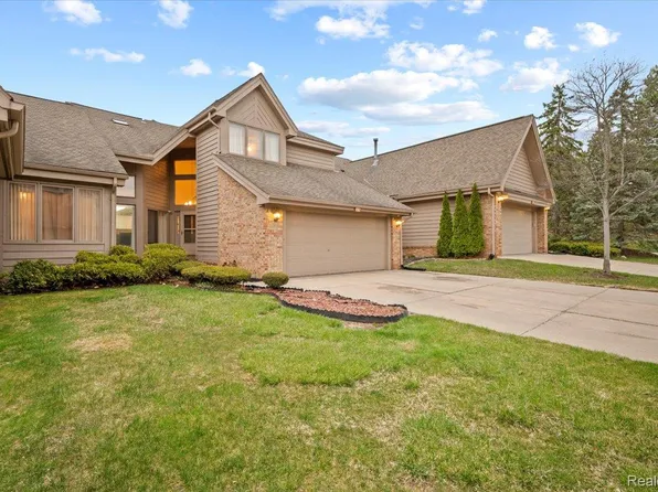 26765 Plumgrove Ln, Farmington Hills, MI 48334
