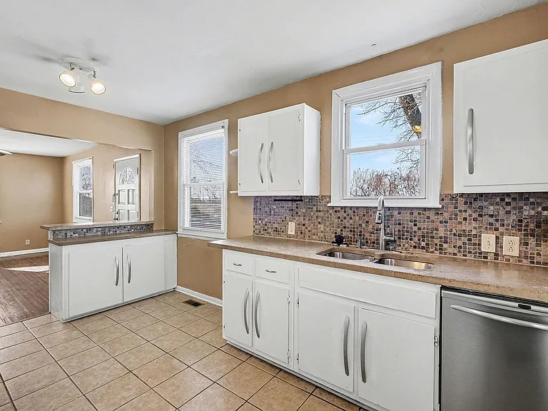 302 Sentinel Dr — Photo 5