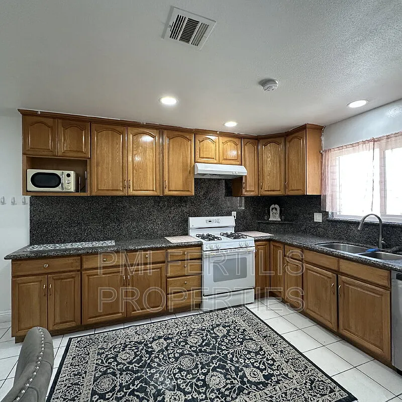 3 bed, 2.0 bath, 1268 sqft, $3,400 — Photo 2