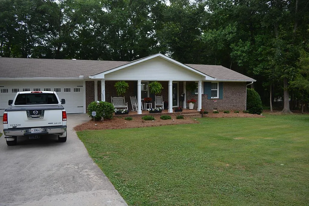 101 Bartlett Cir photo 1