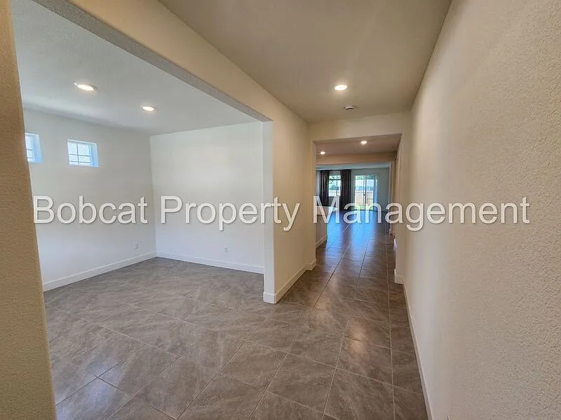 3 bed, 2.5 bath, 1945 sqft, $2,903 — Photo 3