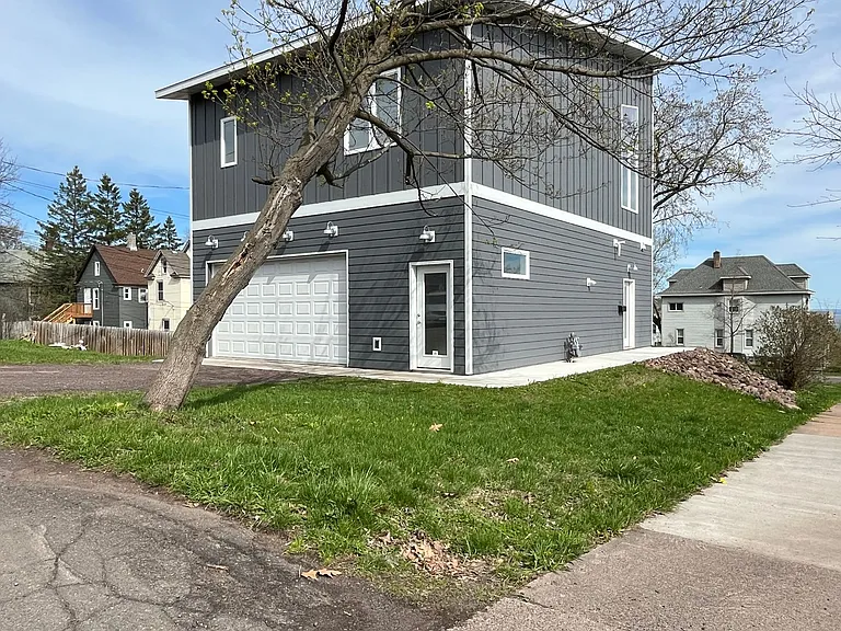 614 N 7th Ave E — Photo 2