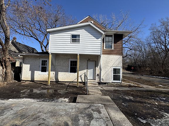 2nd image of 1083 Chatsworth St N #1
