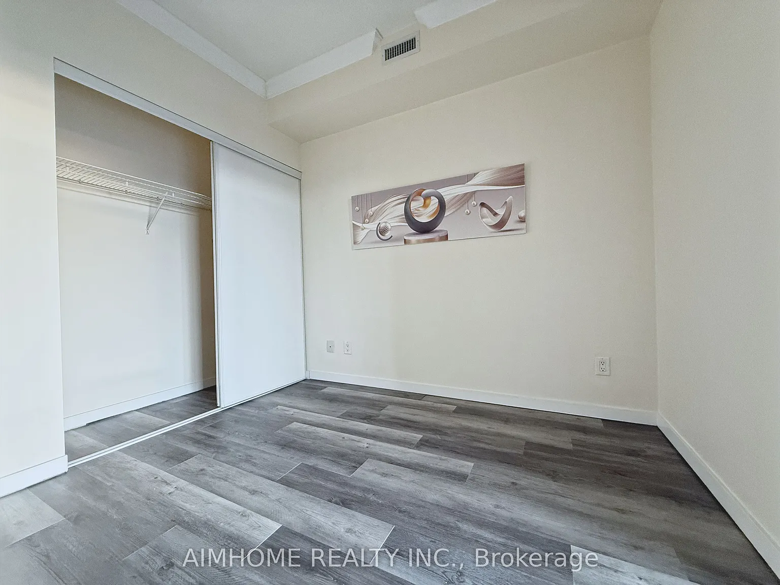 105 The Queensway — Photo 4