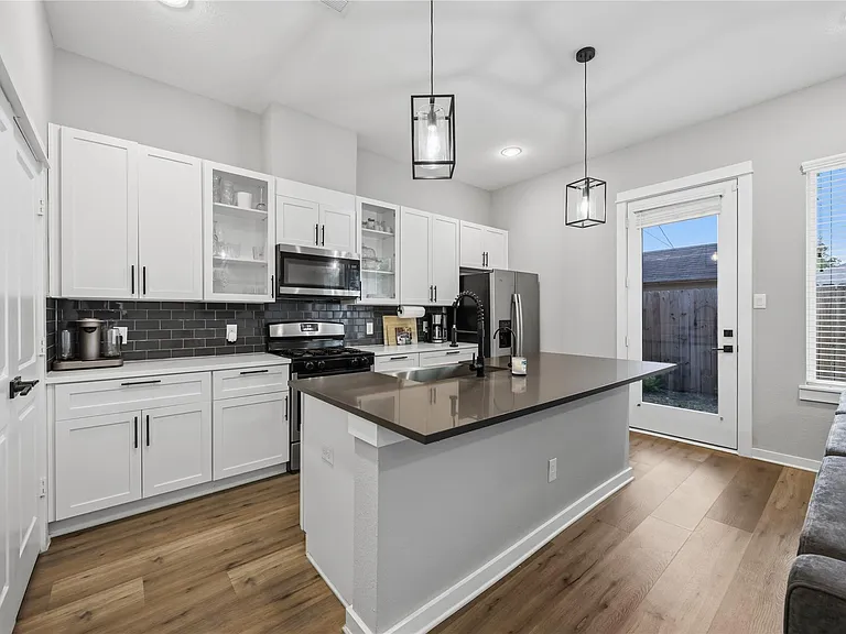 6723 Parker Oaks Ln — Photo 1