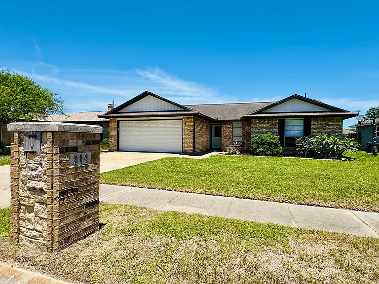 214 Portsmouth Dr — Photo 2