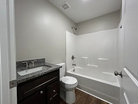 4th image of 609 Lenora St