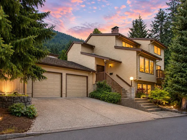 5600 Grousewoods Pl, North Vancouver, BC V7R 4T4