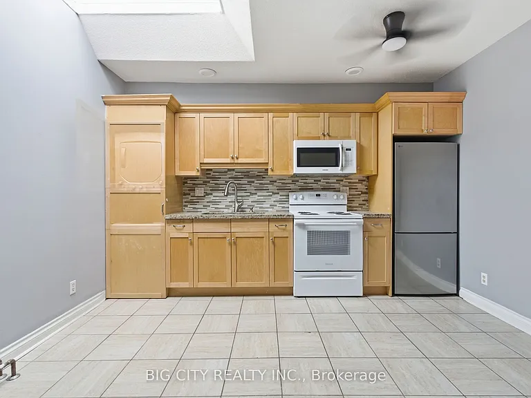 1362 Bathurst St #UPPER — Photo 10