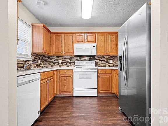 3rd image of 3923 Cedar Hill Dr