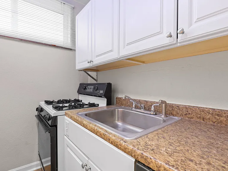 Race Street Apartments — Photo 12