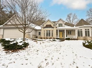 605 Saint Johns Dr, Delafield, WI 53018