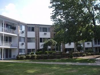 1st image of 140 Bourne Ave APT 1