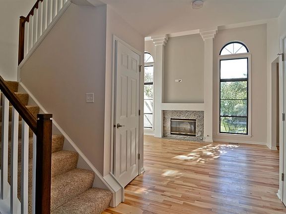3rd image of 151 Chatsworth Cir