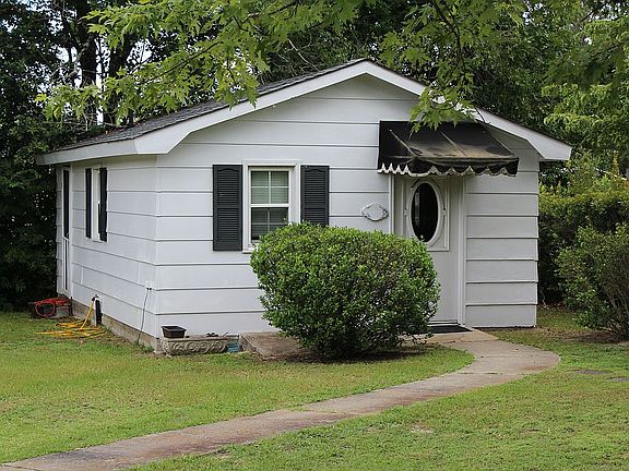 Beauty Shop 1/2 Bath & AC