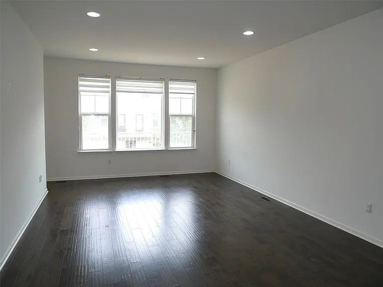 4637 Bradley Cir — Photo 11