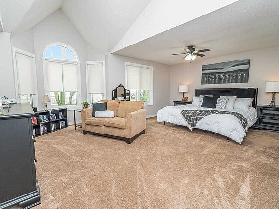 3rd image of 31 Marilyn Dr