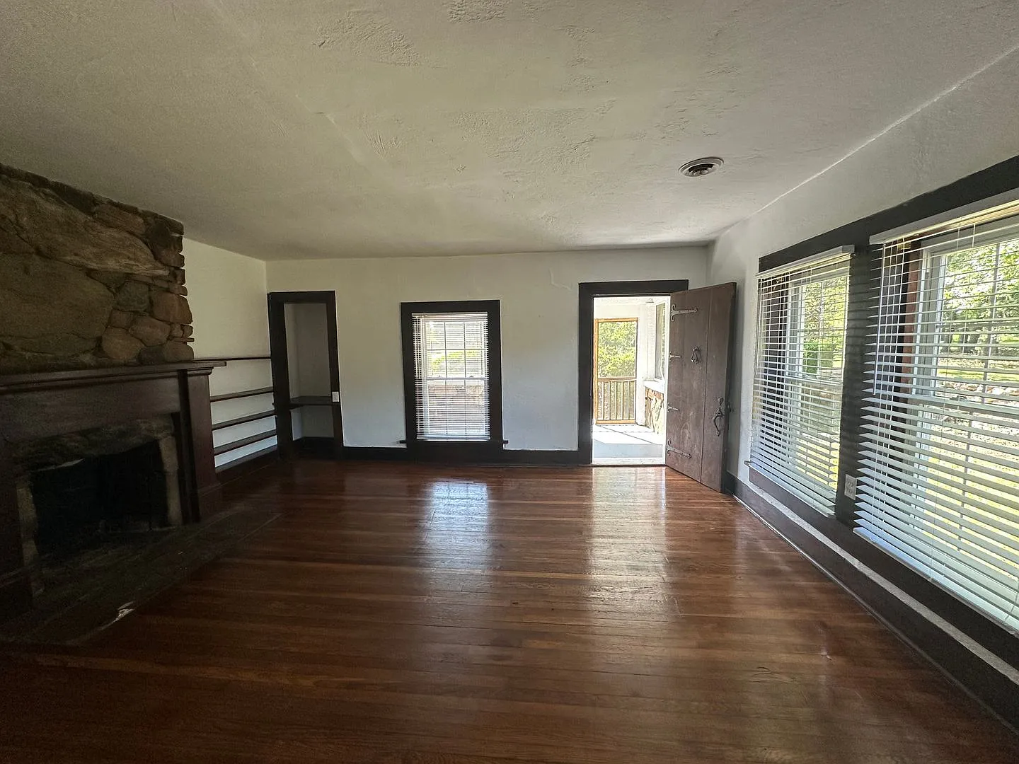 Charming 4 Bedroom House in Bedford — Photo 2