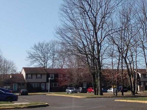 3rd image of 818 Jenny Ct
