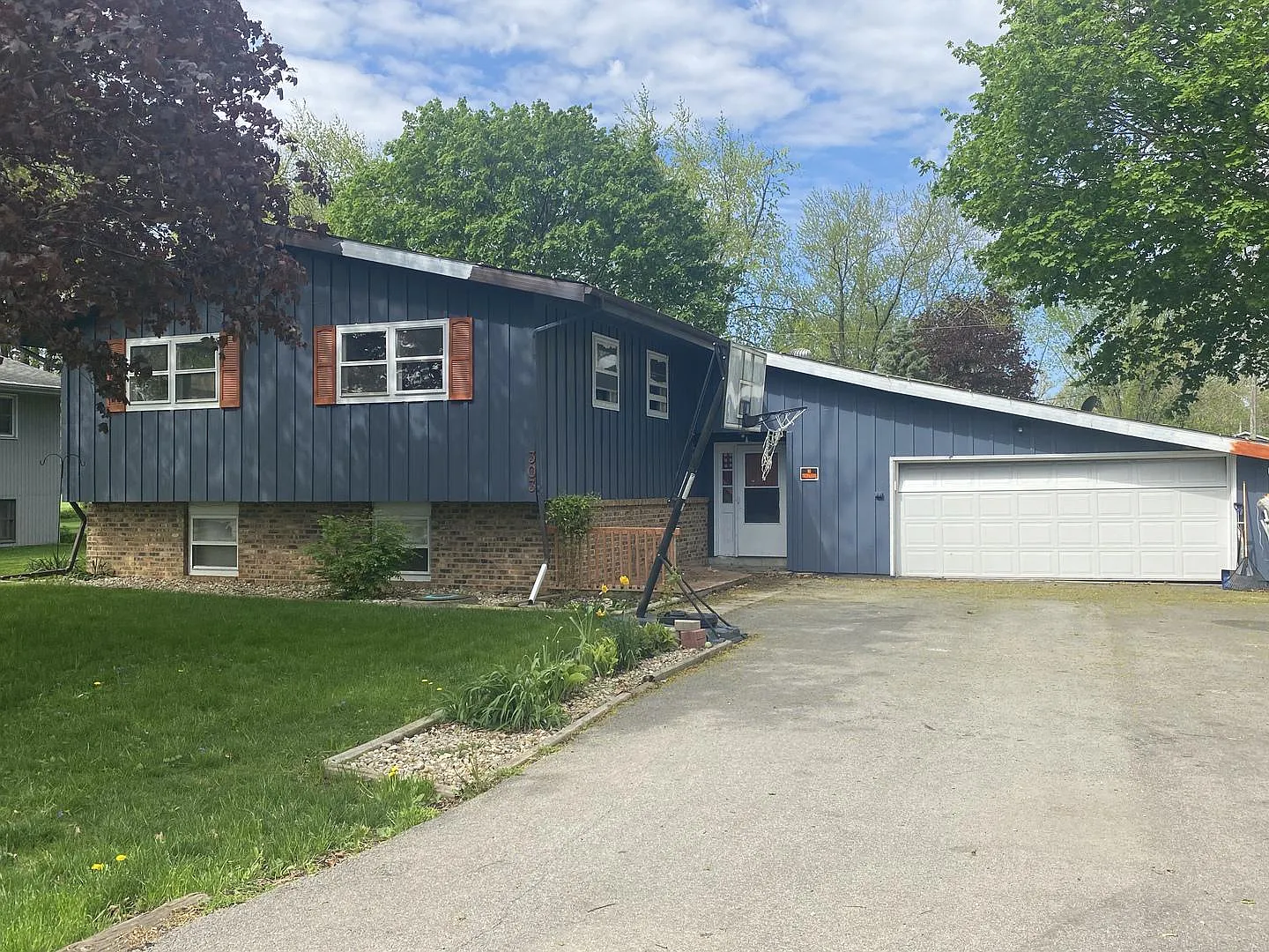 303 E South St photo 1