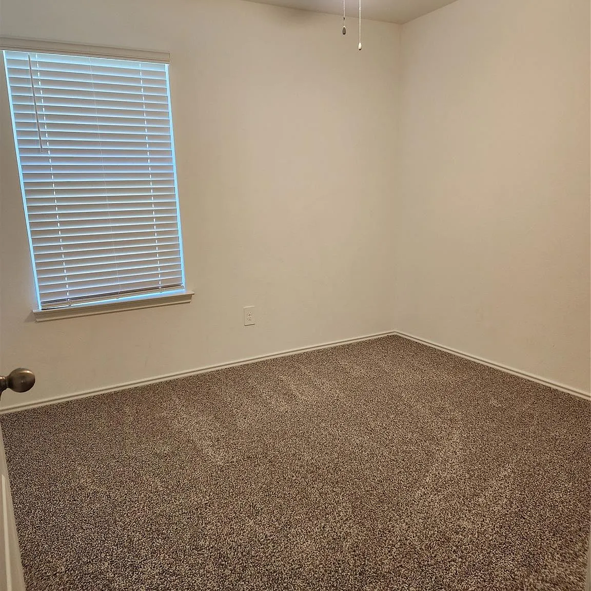 3 bed, 2.0 bath, 1422 sqft, $2,100 — Photo 3