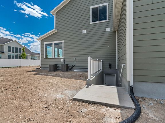 4th image of 341 Louise Way S #122