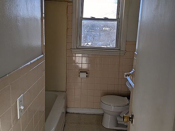 5th image of 203 Roundhill Dr