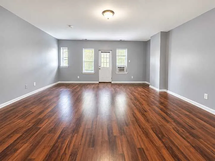 Spacious 2-Bedroom Third-Floor Apartment in Ogontz — Photo 2