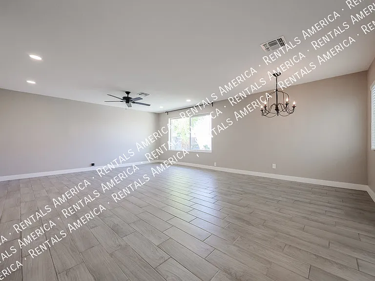 2902 W Straford Dr — Photo 1