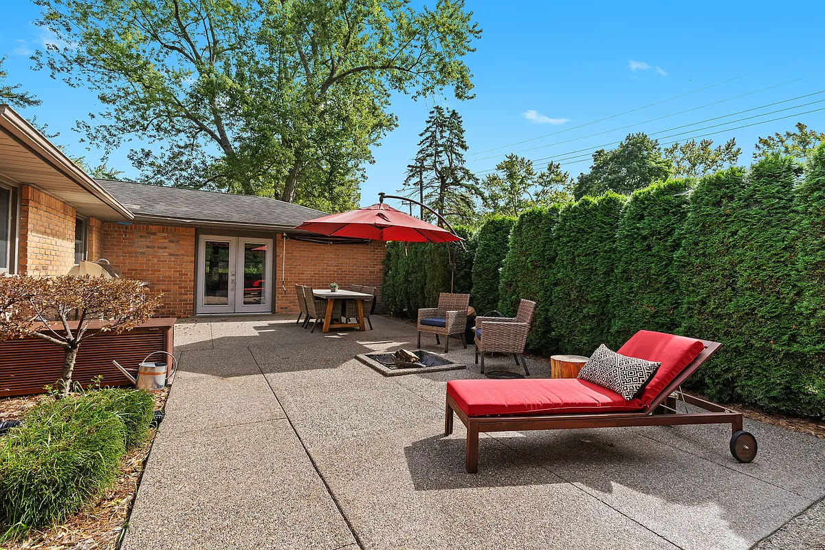 Building Photo - 870 Pine Hill Dr