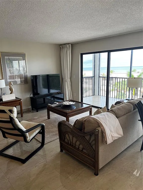 2 bed, 2.0 bath, 1213 sqft, $8,580 — Photo 3
