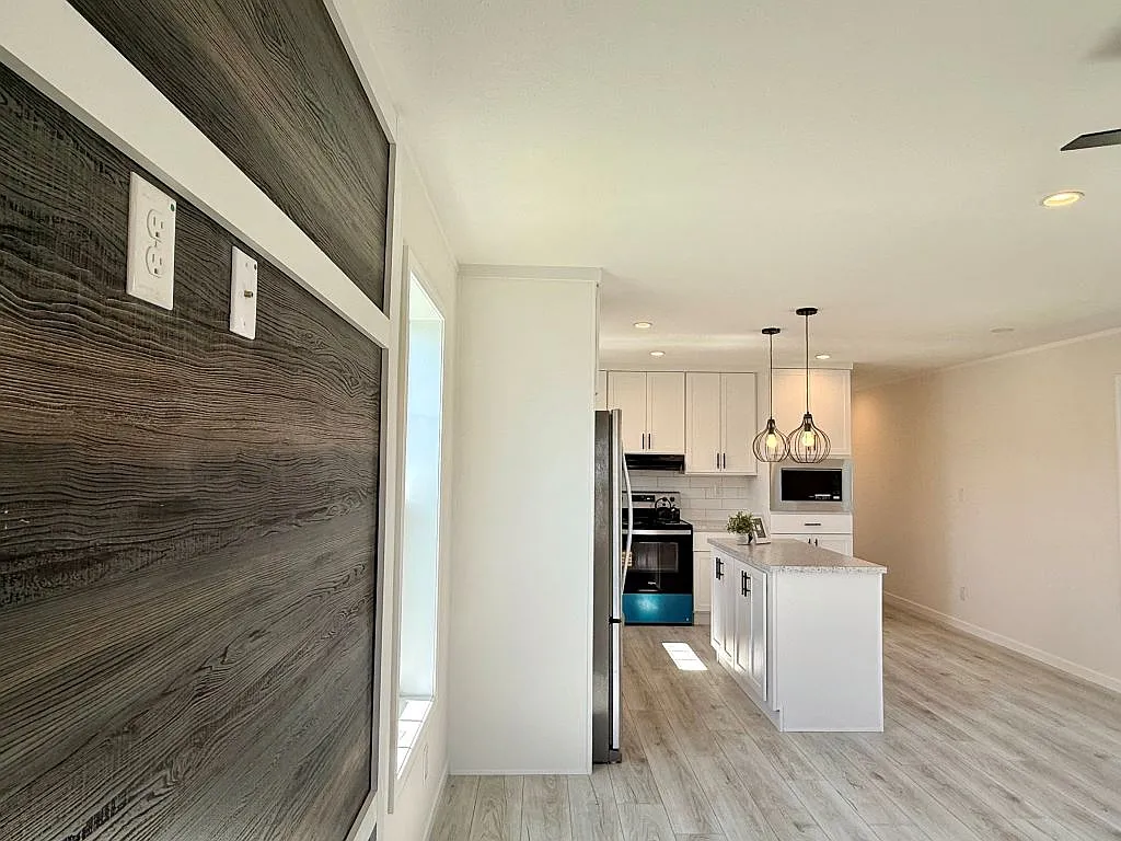 2 bed, 2.0 bath, 991 sqft, $1,600 — Photo 2