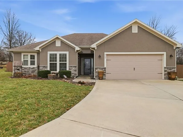 503 SW 6th Street Ter, Oak Grove, MO 64075