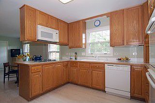 3rd image of 298 Hastings Ave