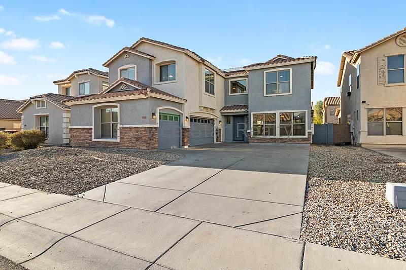 5 bed, 3.0 bath, 3324 sqft, $2,999 — Photo 2