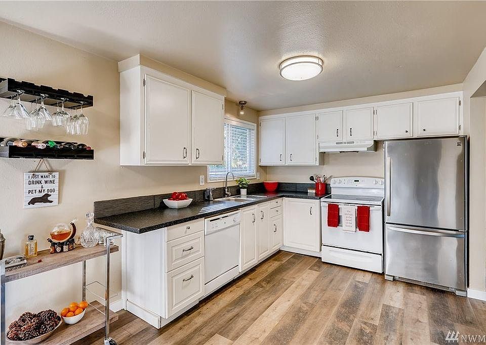1st image of 8905 NE 141st St