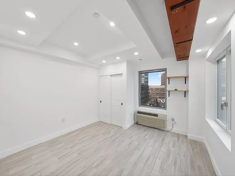 28-20 Astoria Blvd #701 — Photo 4