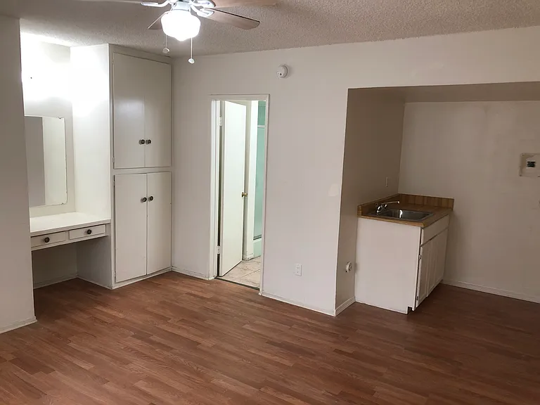 16515 Victory Blvd — Photo 6