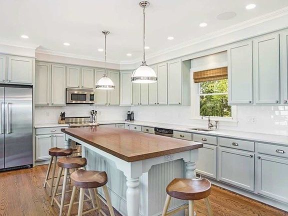 3rd image of 769 Manor Ln