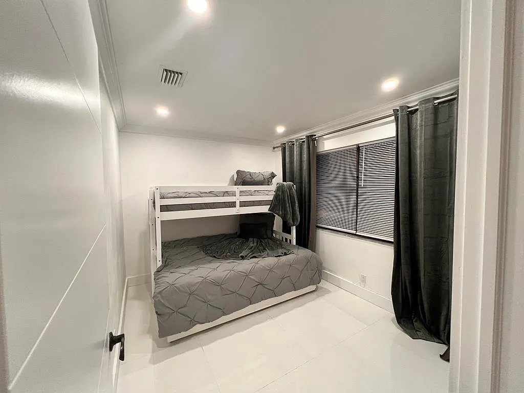 3 bed, 2.0 bath, 1300 sqft, $5,500 — Photo 4