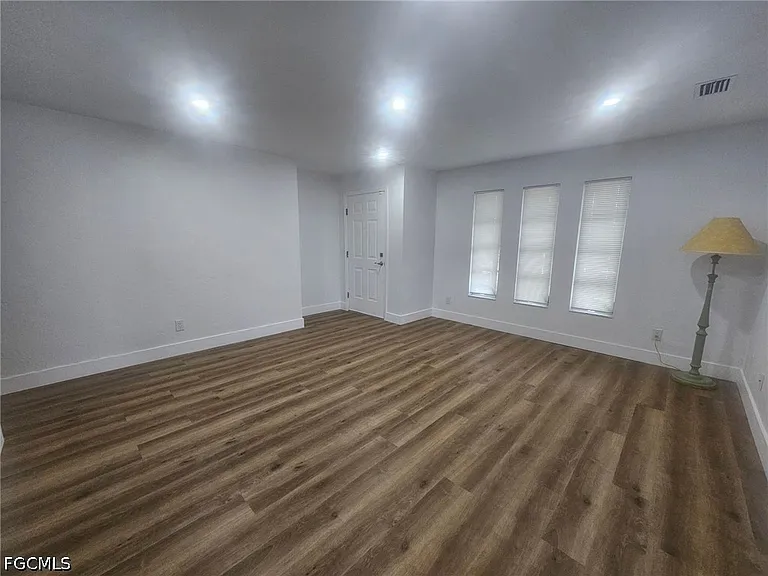 5989 Hillyer Ct W — Photo 2