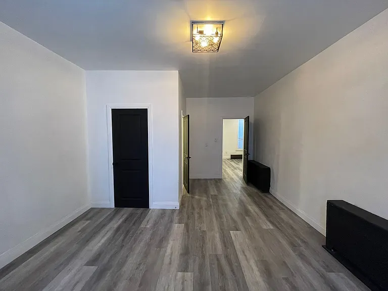 233 Victoria Ave N #4 — Photo 5
