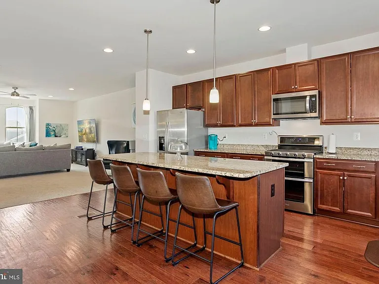 944 Basswood Dr — Photo 7