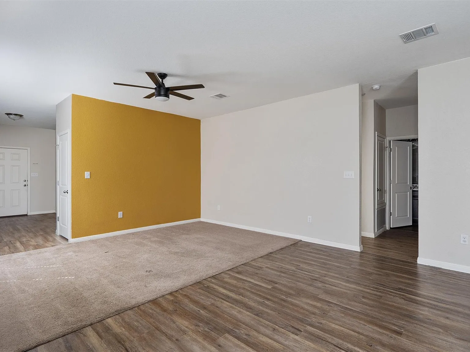 3 bed, 2.0 bath, 1376 sqft, $1,600 — Photo 3