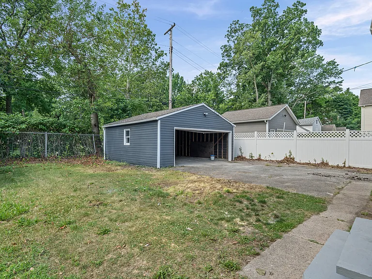 12028 Wade Park Ave — Photo 35