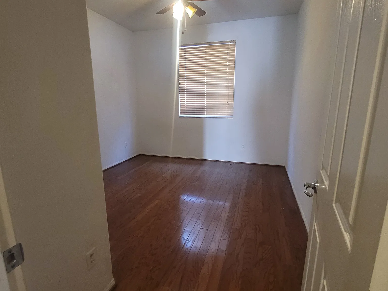 3 bed, 2420 sqft, $3,200 — Photo 2
