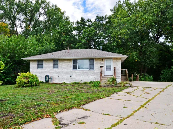 7049 Regent Ave N, Brooklyn Center, MN 55429